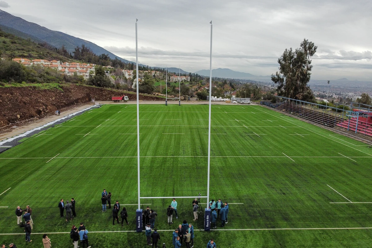 Jugador de rugby de 16 años fue agredido en “bautizo” durante gira a Francia con UC: Suprema ordena indemnización de $15 millones
